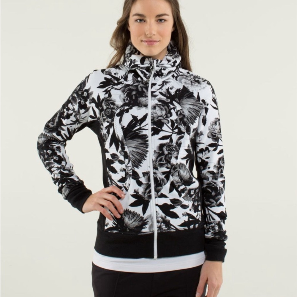 Lululemon Calm & Cozy Jacket
Brisk Bloom Black White / White / Black. Size: 4